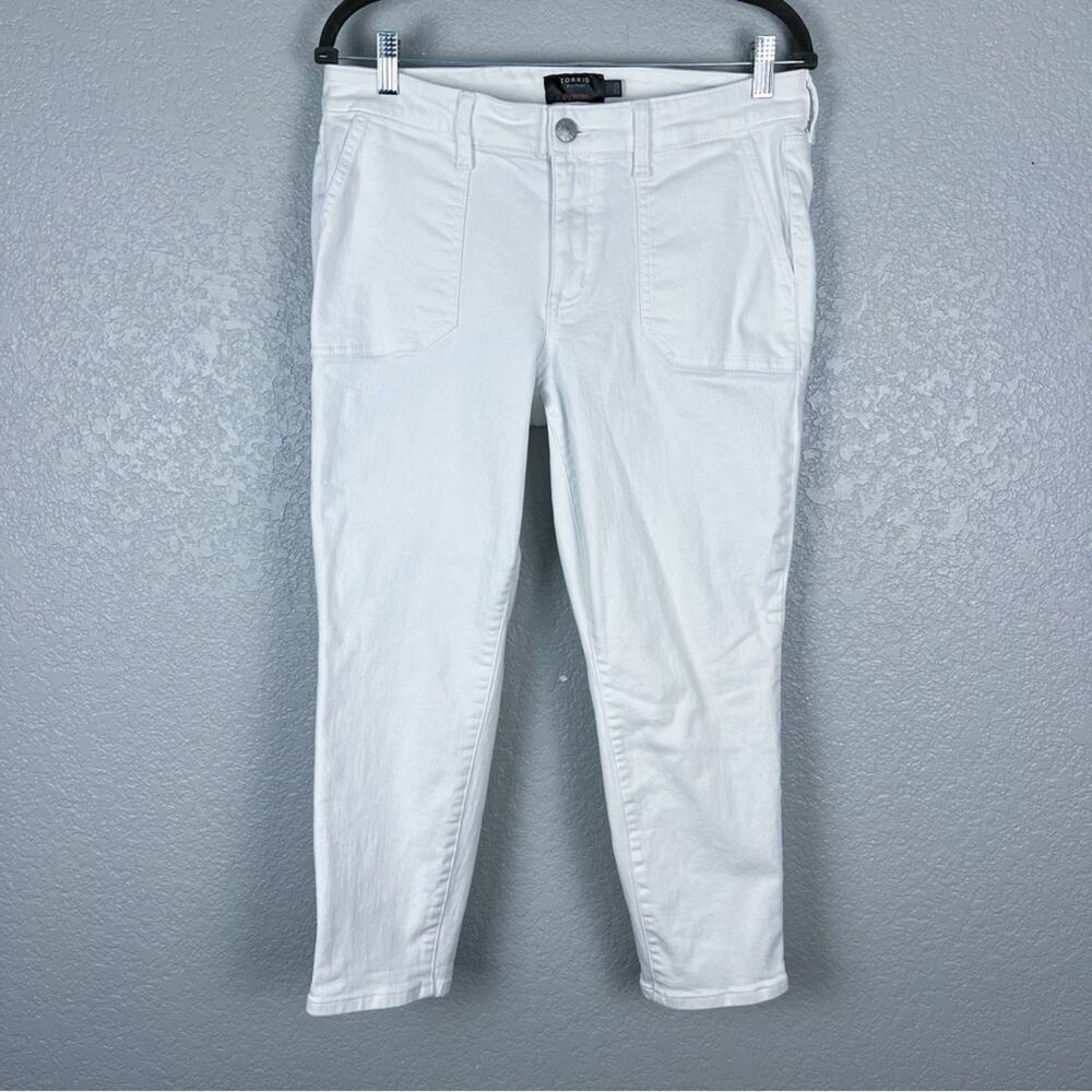 Torrid Crop Boyfriend Straight Vintage Stretch Mid-Rise Jean Optic White 10 EUC - Picture 2 of 9